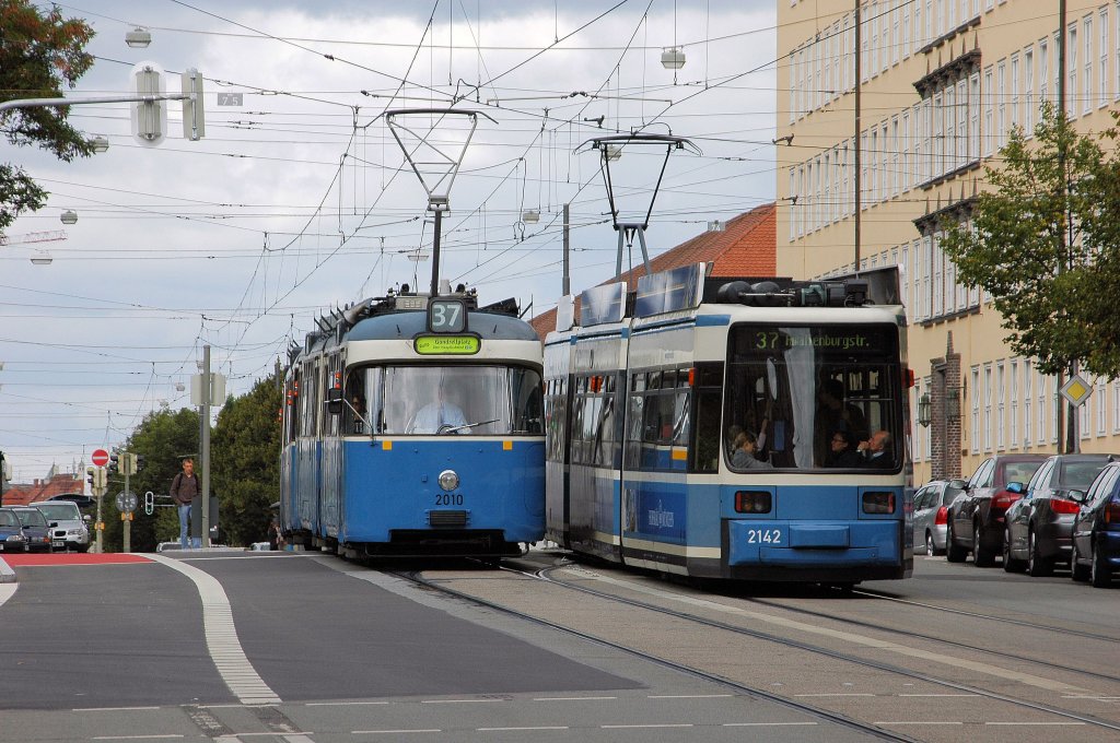 Treffen der Generationen: P 2010 und R 2142 am 05.09.09 auf der Baustellenlinie 37 an der Arnulfstrae