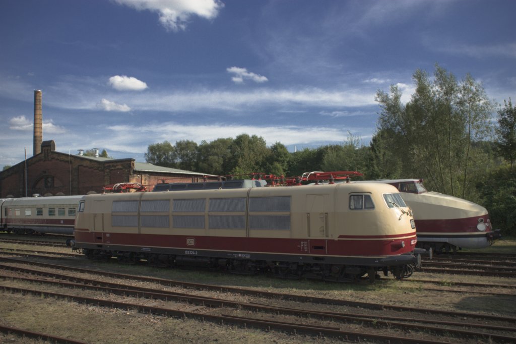 Treffen der Model&acute;s!!
DR VT 18.16 03 und DB 103 224-2. Die wohl formsch�nsten Lok&acute;s aus Ost und West trafen sich am 22.08.2010 in Chemnitz-Hilbersdorf zum Heizhausfest.