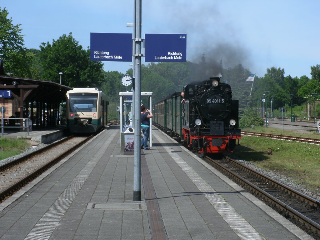 Treffen vom Normalspurtriebwagen VT650 032 und 99 4011,mit dem P106 Ghren-Lauterbach Mole,am 05.Juni 2013,am Gemeinschaftsbahnsteig in Putbus.