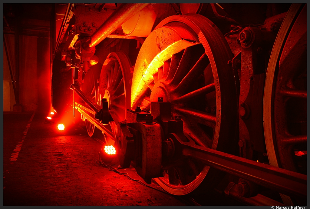 Treib- und Kuppelrder von 06-013 im Bahnpark Augsburg. Fotografiert am 15. Mrz 2013  bei der Veranstaltung  Nacht der Giganten .