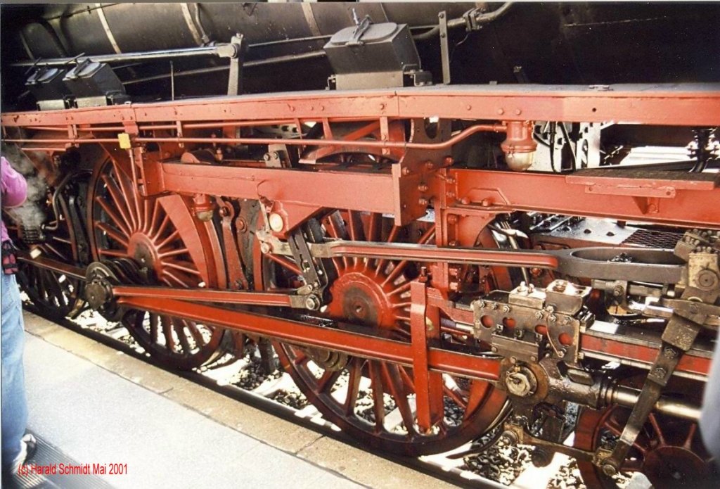 Treibrder der 01 1066 der UEF im Mai 2001,
Foto entstand anllich einer Sonderfahrt Hamburg-Puttgarden (Fehmarn)-Hamburg (scan vom Bild)