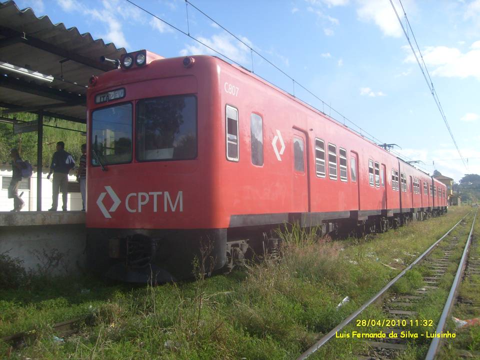 Trem da srie 4800 estacionado na plataforma da Parada Amador Bueno na linha 8 - Diamante da CPTM no municpio de Itapevi, na regio metropolitana de So Paulo. Esse trem era gratuito e foi fechado em 30/04/2010 (essa tambm  a data correta da foto), ou seja, na foto ele est em suas ultimas horas de funcionamento comercial. O trecho foi fechado para modernizao do trecho e substituio desse trem que  de 1958 por outro mais moderno.

4800 Serie Zug auf Gleis Parade Amador Bueno on line 8 geparkt - Diamond in der Gemeinde CPTM Itapevi im Mutterland Sao Paulo. Dieser Zug war frei und wurde am 2010.04.30 geschlossen (dies ist auch das richtige Datum des Fotos), oder das Bild ist er in seinen letzten Stunden des kommerziellen Betriebs. Die Passage wurde fr die Modernisierung und Erneuerung der Durchfahrt des Zuges im Jahre 1958 durch eine modernere geschlossen.

4800 series train parked at platform Parade Amador Bueno on line 8 - Diamond in the municipality of CPTM Itapevi in the metropolitan region of Sao Paulo. This train was free and was closed on 04/30/2010 (this is also the correct date of the photo), or the picture he is in his last hours of commercial operation. The passage was closed for modernization and replacement of the passage of this train in 1958 by a more modern.

(bersetzt von Google, translated by google)