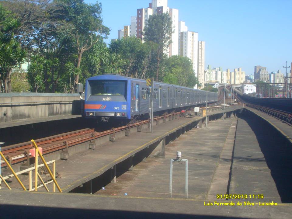 Trem unidade eltrico da CMSP na linha 3 - Vermelha, chegando na estao Bresser-Mooca, em So Paulo. Fabricado 25 deles todos no Brasil entre 1984 e 1986 pela COBRASMA.

Electric Antriebsstrang CMSP on line 3 - Red, bei der Ankunft am Bahnhof Bresser-Mooca, in Sao Paulo. Made alle 25 von ihnen in Brasilien zwischen 1984 und 1986 von Cobrasma.

Electric drive train of CMSP on line 3 - Red, arriving at the station Bresser-Mooca, in Sao Paulo. Made all 25 of them in Brazil between 1984 and 1986 by Cobrasma.

(bersetzt von Google, translated by google)