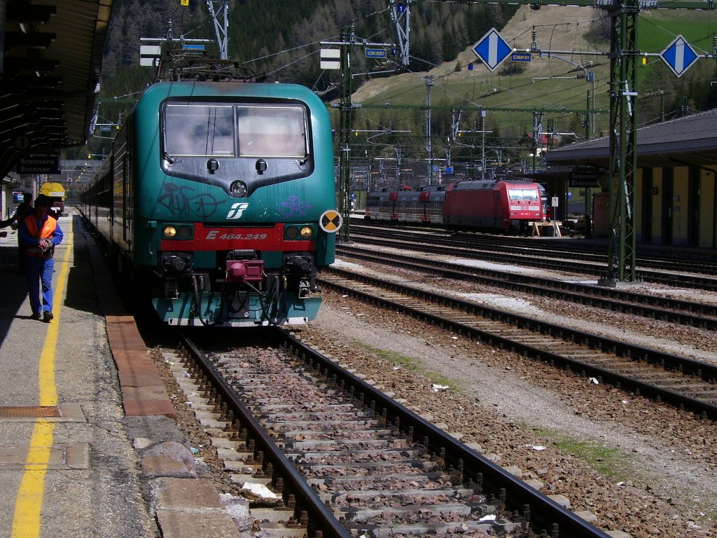 TRENITALIA E 464.249 mit dem R 2261 nach Bologna Centrale, im Bf Brenner 08.05.2008