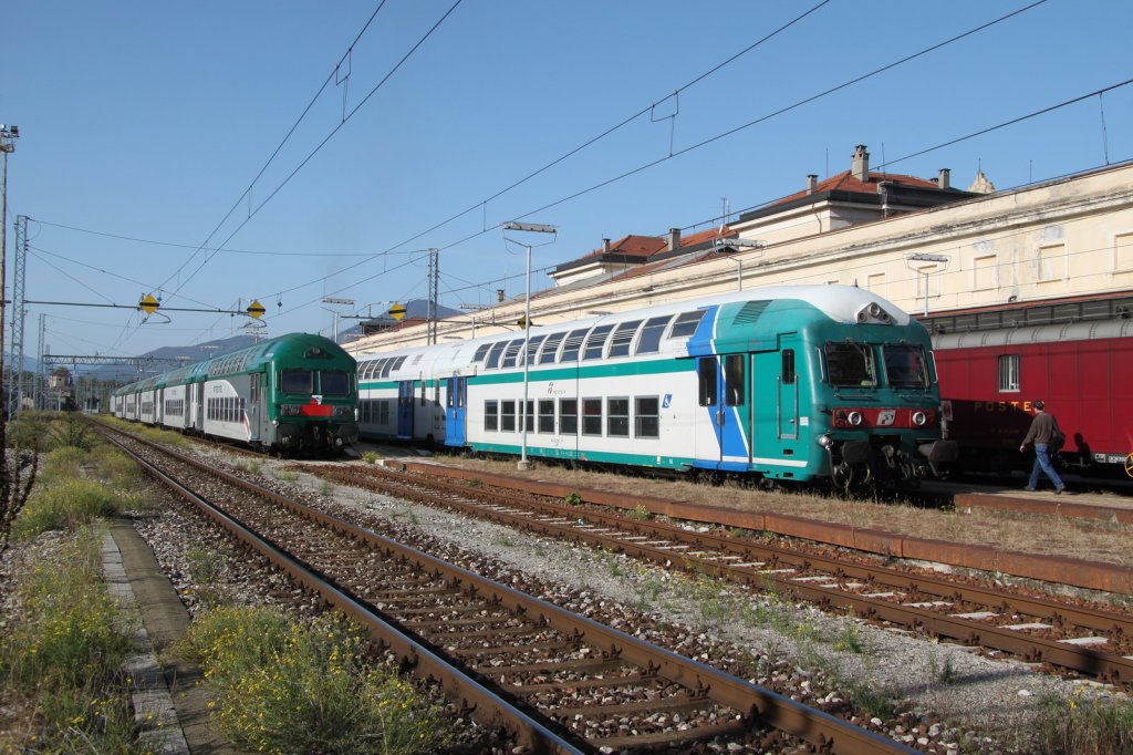 Trenitalia:Sonntagsruhe fr zwei Regio Dosto im Bahnhof Luino/It.21.10.12