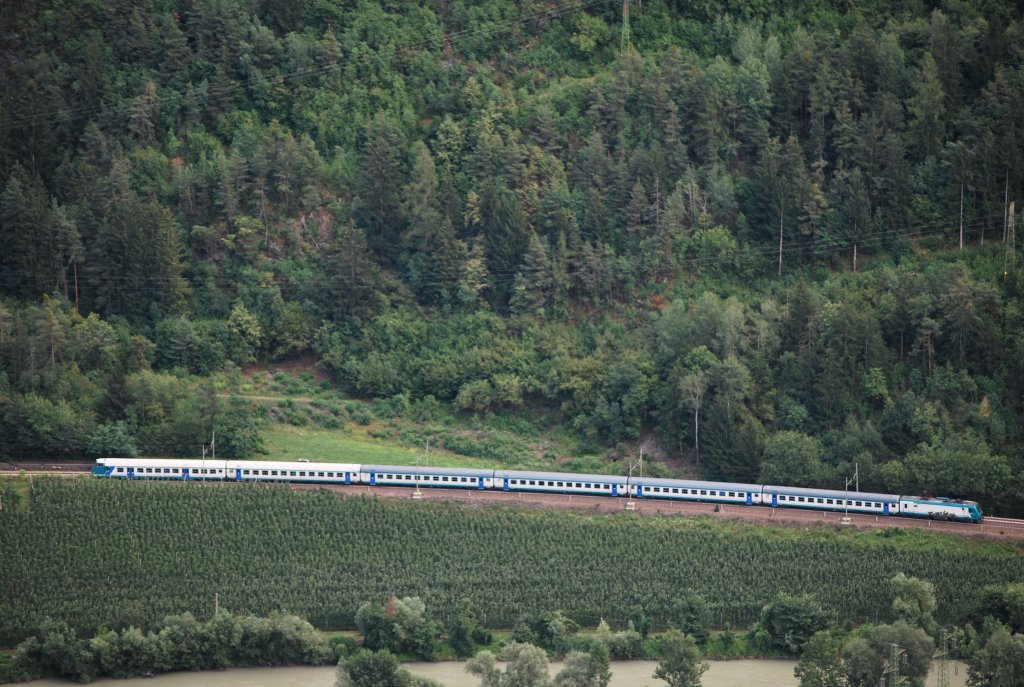 Treno regionale von Trenitalia fährt die südliche Brennerrampe hoch. Eine 464-Lok schiebt den Zug. 6. August 2010.