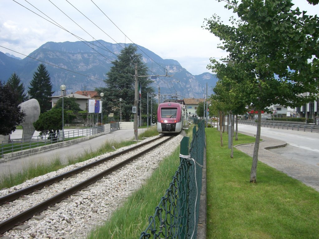 Trentino-Bahn, kurz vor den Bhf. Lavis, der neue Triebwagen ETi 413, auf der meterspurigen Strecke zwischen Trento und Mal, Gegenzug in Richtung Mal am 26.Juli.2008