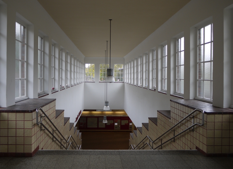 Treppenabgang vom Bahnsteig Richtung Osten. Saarlandstrae, 24.10.2010