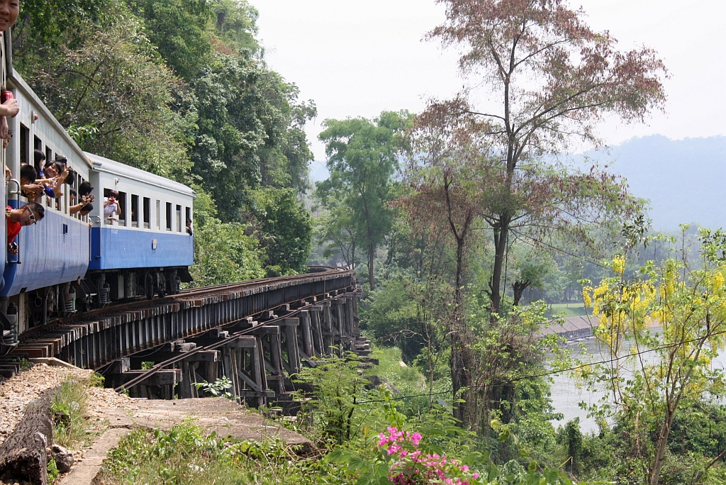 Trestle-Brcke zwischen der Hst. Saphan Tham Krasae und dem Bf. Tham Krasae am 13.Mrz 2011.