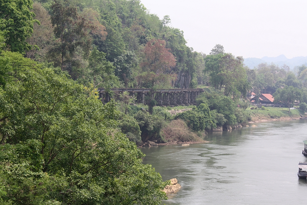 Trestle-Brcke zwischen der Hst. Saphan Tham Krasae und dem Bf. Tham Krasae am 13.Mrz 2011.