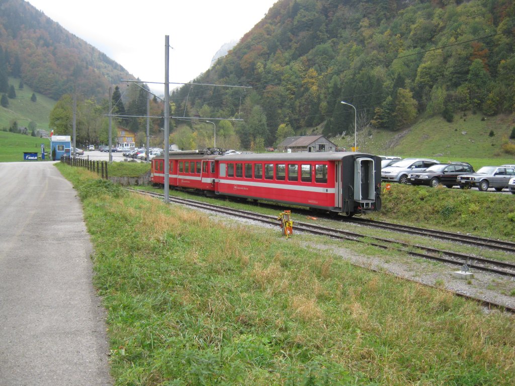 Trieb- und Mittelwagen abgestellt in Wasserauen, 14.10.2010.