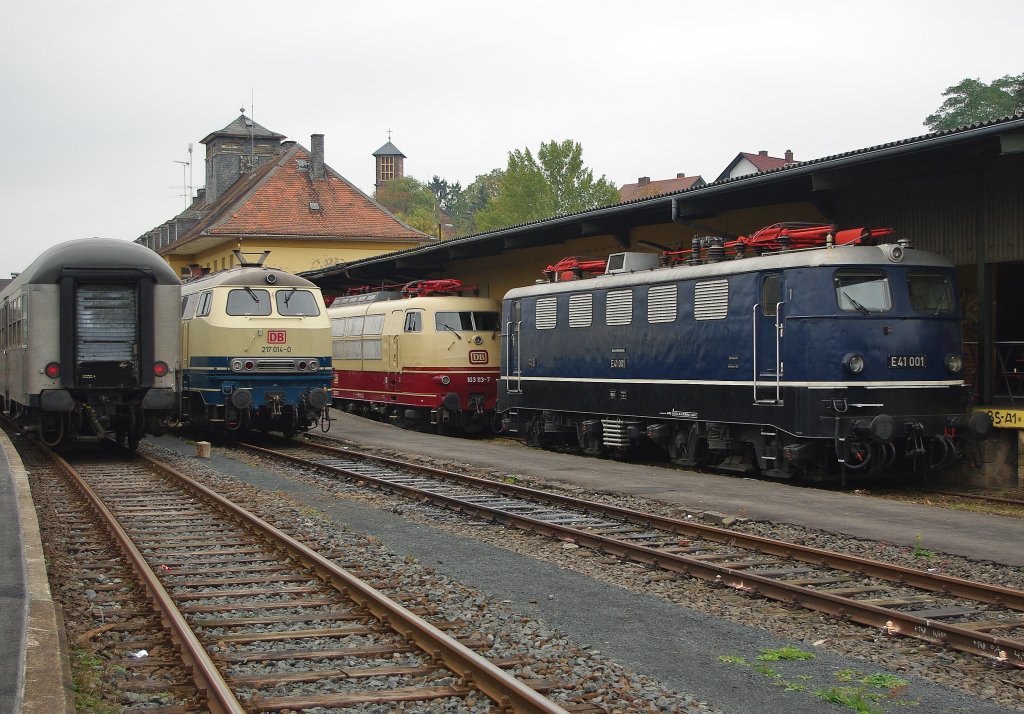 Triebfahrzeug-Versammlung zu Ehren des Streckenfests der Kurhessenbahn in Frankenberg(Eder). Ausgestellt waren unter anderem 217 014-0, 103 113-7 und E41 001. Aufgenommen am 23.10.2010.