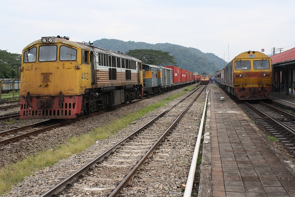 Triebfahrzeugparade im Bf. Thung Song Junction: Links die GEK 4021 (Co'Co', de, General Electric, Bj.1963, Fab.Nr. 34870) als Verschubreservs, in der Mitte die GEK 4011 (Co'Co', de, General Electric, Bj.1963, Fab.Nr. 34770) mit dem versptetem ORD 448 und rechts die HID 4504 (Co'Co', de, Hitachi, Bj.1993) mit dem EXP 86. Bild vom 06.Jnner 2013.