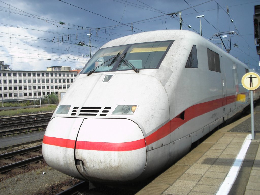 Triebkopf eines ICE 402 im Nrnberger Hbf, auf Gleis 6 bei der Einfahrt