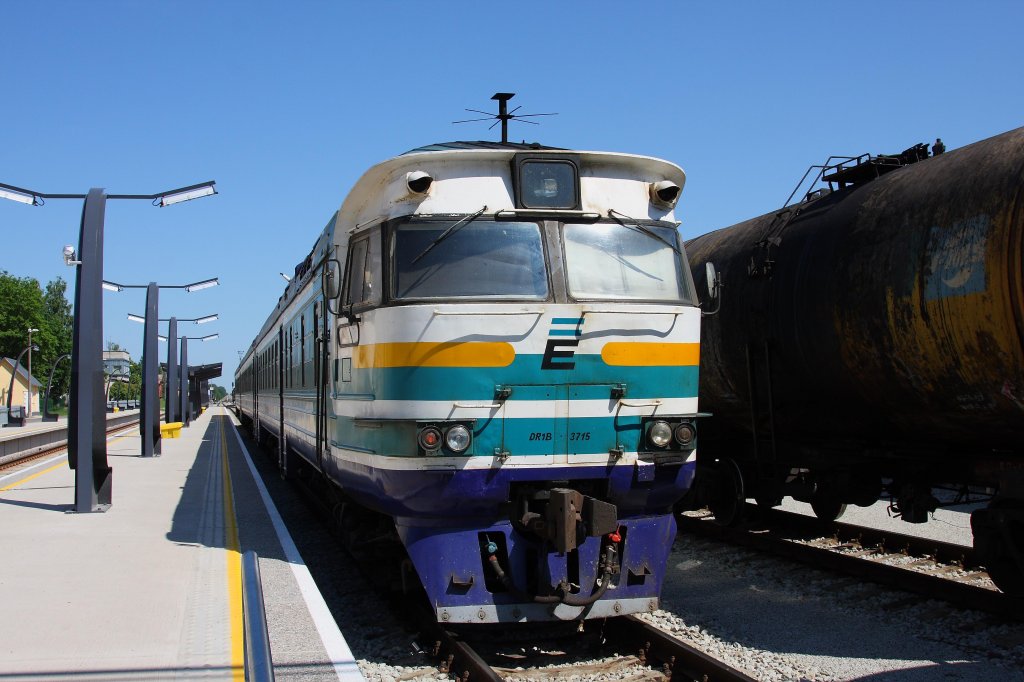 Triebkopfseite eines Elektrotriebwagen DR 1 B im Bahnhof Valga am 12.6.2011.