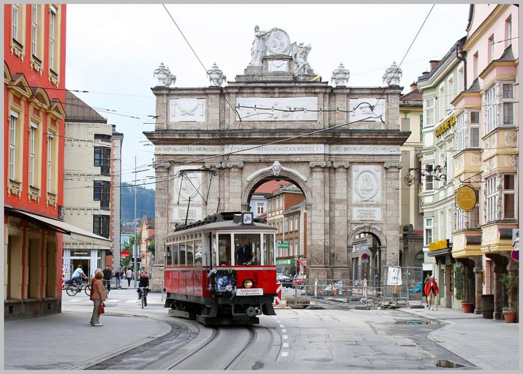 Triebwagen 1 der Tiroler Museumsbahnen im Einsatz in der Innsbrucker Altstadt f�r eine Sonderfahrt eines Brautpaares, gesehen am 11. Juni 2011 vor der Triumphpforte. 