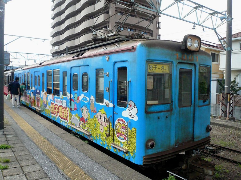 Triebwagen 1001 und 1002: Diese Wagen kommen von der Tokyo U-Bahn (Ginza-Linie, die lteste Linie in Tokyo), erbaut 1960, 1994 mit den verschiedensten Bestandteilen aller mglichen Fahrzeuge fr den Betrieb auf der Chshi-Bahn hergerichtet. Chshi, 1.Juli 2010. 