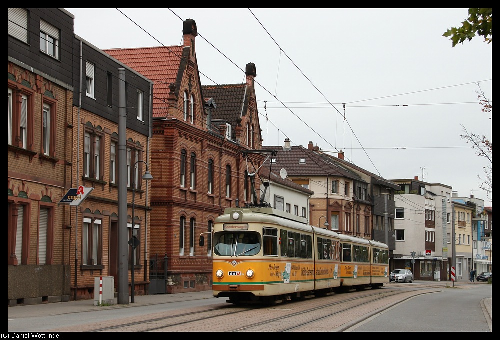 Triebwagen 1017 mit Beiwagen 1057 in Ludwigshafen-Mundenheim.