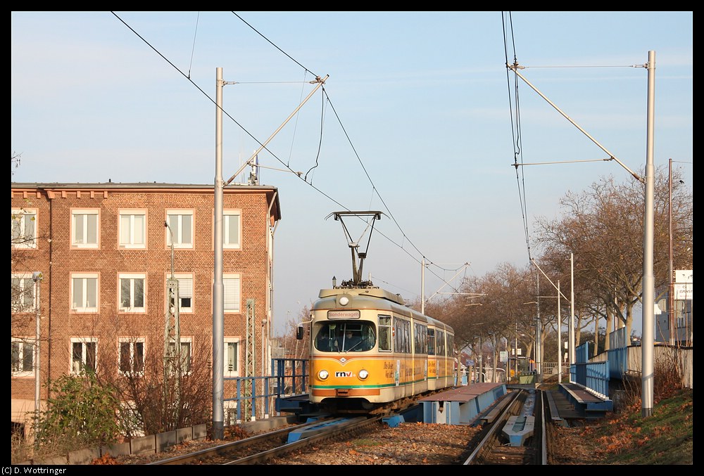 Triebwagen 1017 mit Beiwagen 1057 �berfahren am 28. November 2010 die Br�cke �ber die Riedbahn. Der Aufenthalt im Gegengleis wurde durch den Veranstalter abgesichert.