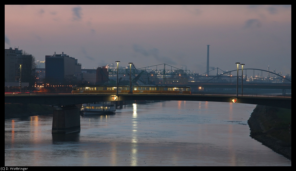 Triebwagen 1017 mit Beiwagen 1057 am 28. November 2010 auf der Kurpfalzbrcke in Fahrtrichtung Mannheim Innenstadt.