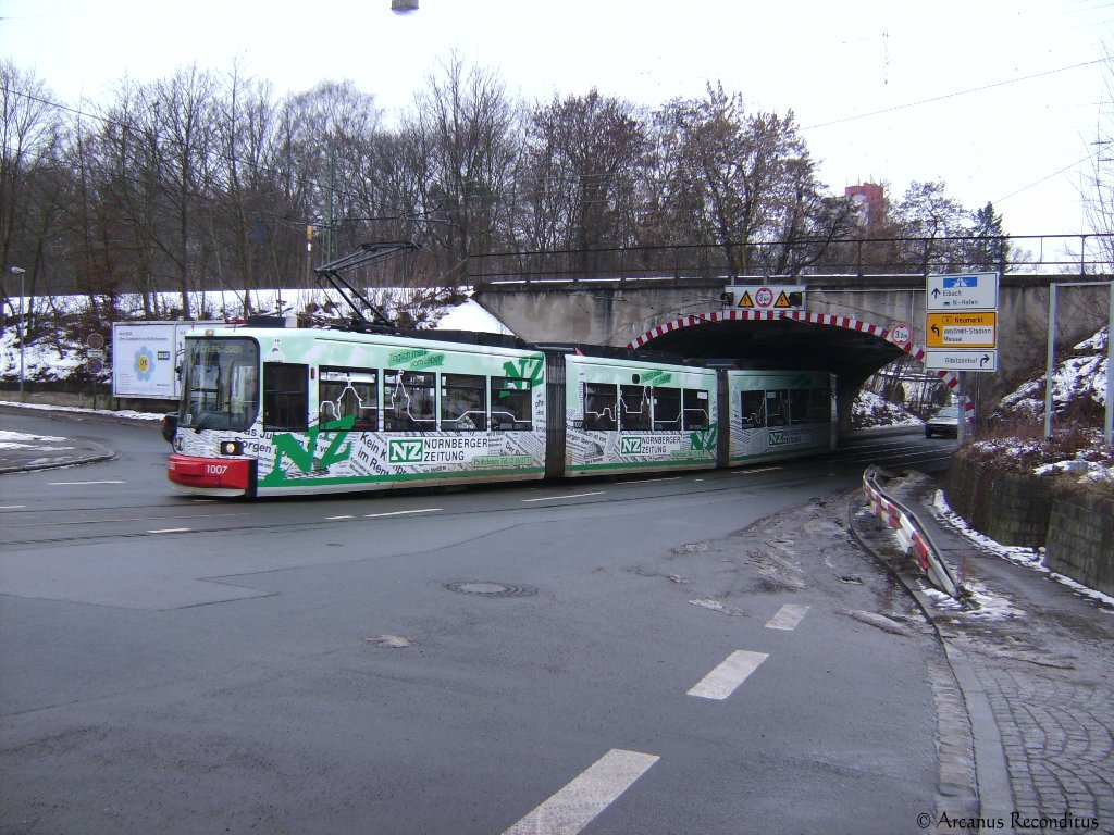 Triebwagen 1107 am 19.02.2010 auf der Linie 8 Richtung Erlenstegen in der Katzwanger Strae.