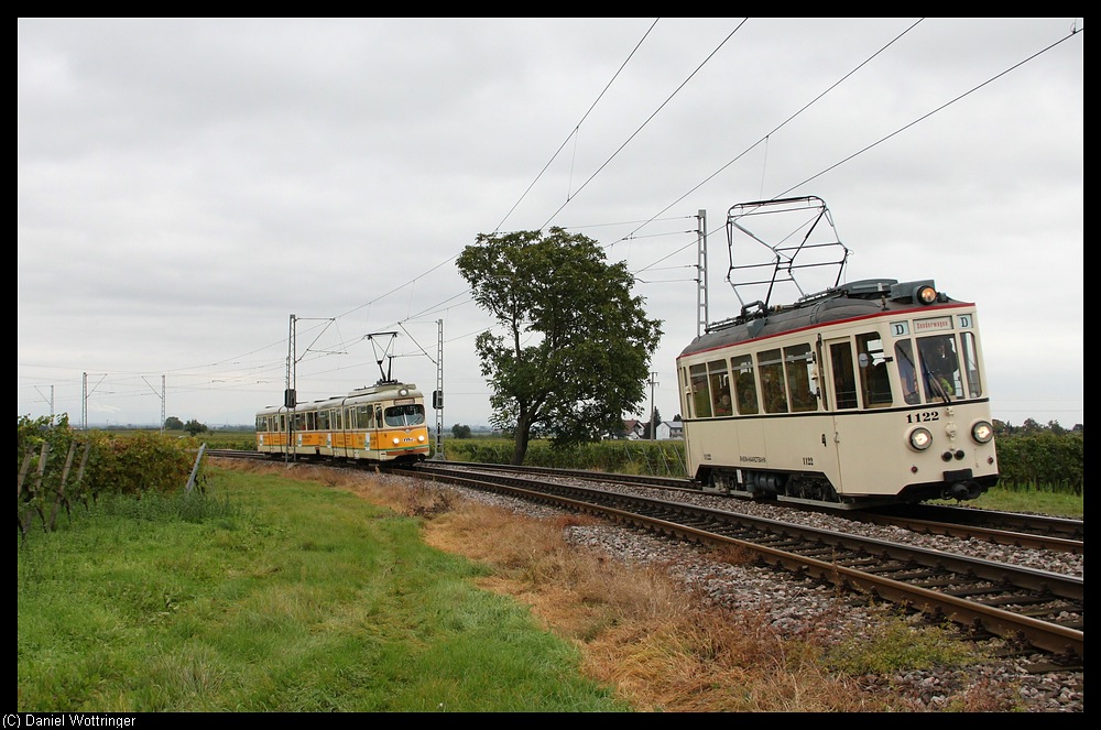 Triebwagen 1122 und Triebwagen 1017 mit Beiwagen 1057 nahe Gnheim.