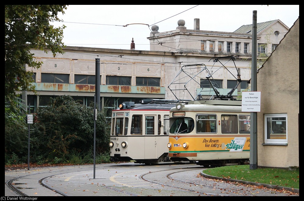 Triebwagen 1122 und Triebwagen 1017 vor dem ehemaligen Depot Luitpoldhafen.