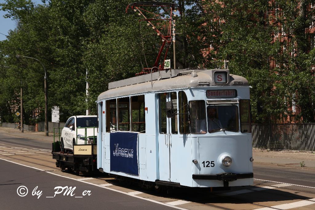 Triebwagen 125 tourte zu Werbezwecken mit einer B Klasse von Mercedes auf einer Lohre durch Brandenburg an der Havel. Hier in der Magdeburger Str. am 26.05.2012