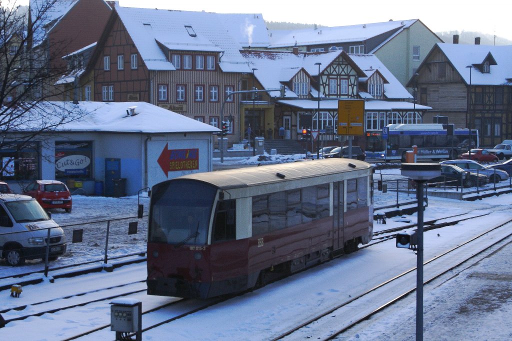 Triebwagen 187 015 am  Nachmittag des 25.01.2013 bei der Einfahrt in den Bahnhof Wernigerode.