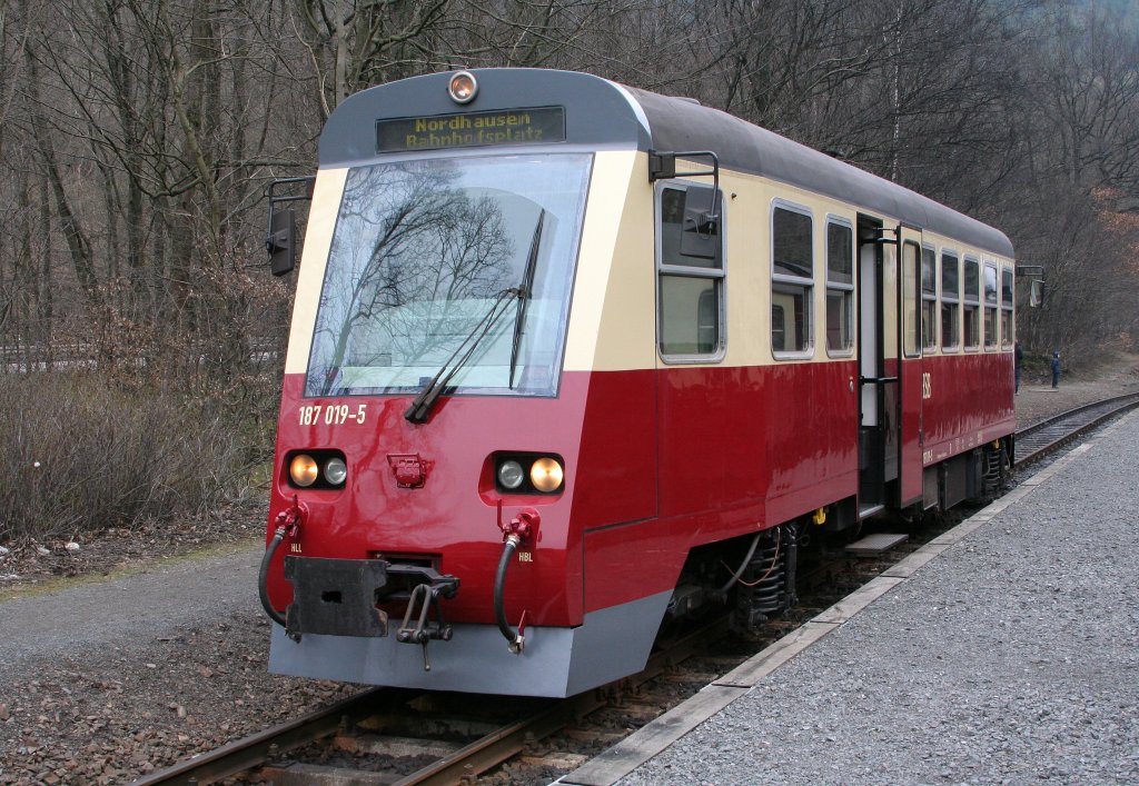 Triebwagen 187 019 am 06.04.2012 im Bahnhof  Eisfelder Talmhle .