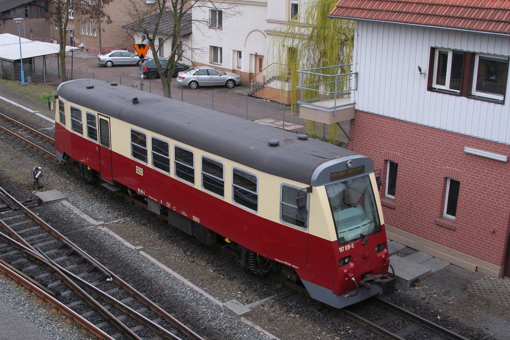 Triebwagen 187 019 wartet am Stellwerk in Nordhausen-Nord auf seinen nchsten Einsatz. (Aufnahme vom 06.04.2012)