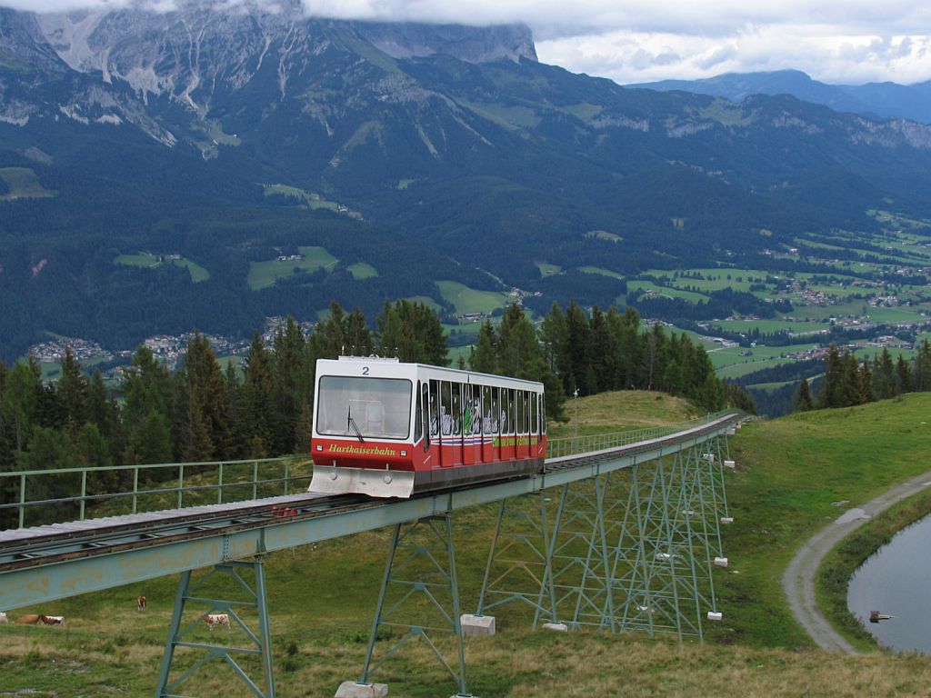 Triebwagen 2 der Hartkaiserbahn whrend eine Fahrt Elmau-Hartkasier auf ihre Endpunkt am 16-8-2010.