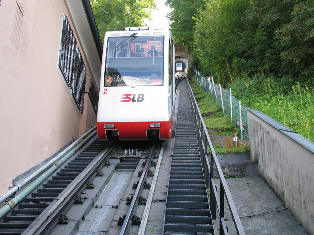 Triebwagen 2 der SLB (Salzburger Lokalbahn) auf die Salzburg Festungsbahn am 27-8-2008.