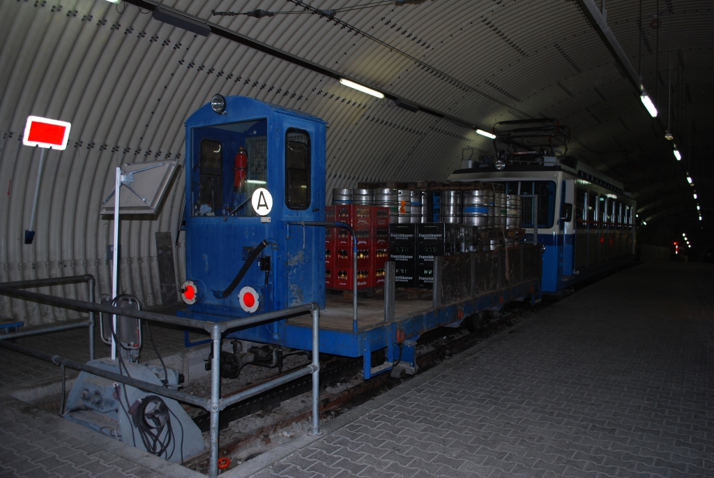 Triebwagen 2 der Zugspitzbahn hat Getrnkenachschub auf das Zugspitzblatt gebracht und steht am 21.03.11 im dortigen Tunnelbahnhof. 