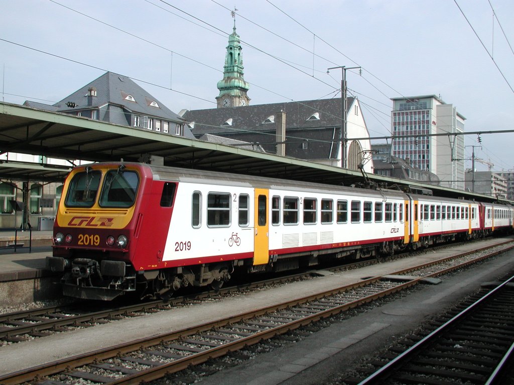 Triebwagen 2019 im Hbf. LUXEMBOURG - 21-05-2004
