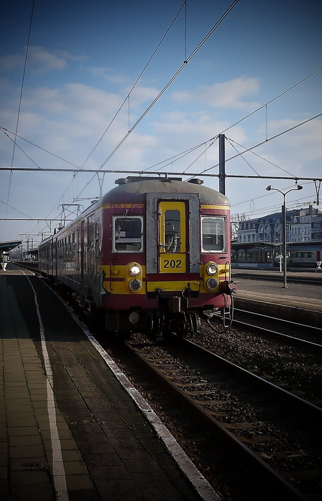 Triebwagen 202 verlie am 2.1.10 den Bf Kortrijk um die Rckfahrt als L/R 663 nach Brugge anzutreten.