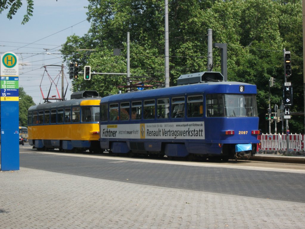 Triebwagen 2097 und Triebwagen 2105 auf der Linie 8 Richtung Paunsdorf. Angerbr�cke Strbf.
