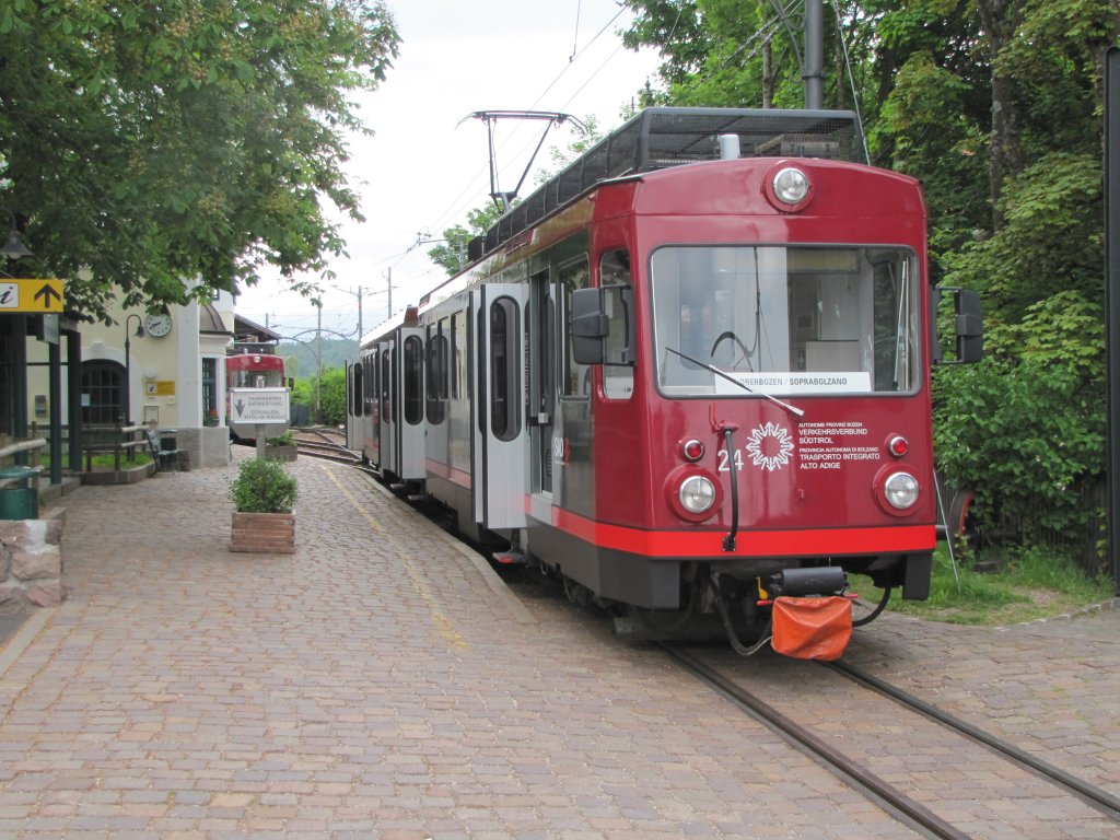 Triebwagen 21 in Oberbozen am 9.Juni 2012