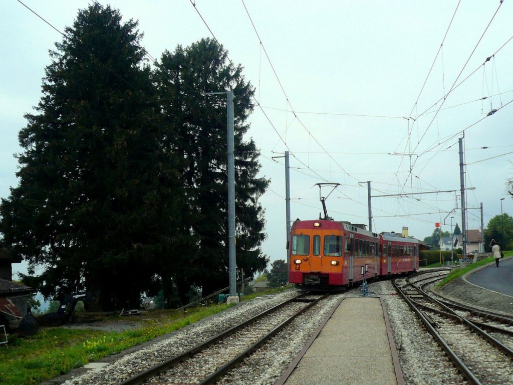 Triebwagen 211 mit Steuerwagen 302 in Arzier, 30.September 2010.