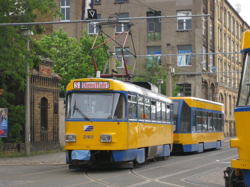 Triebwagen 2160 kam am 24.5.10 aus der Werkstadt am Straenbahnhof Wittenberger Strae und wird dann ins Abstellgleis rangiert. Das Bild wurde von einer ffentlichen Strae aus gemacht.