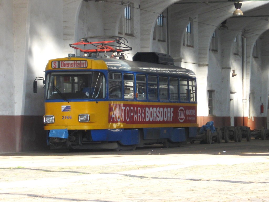 Triebwagen 2166 war am 19.10.09 abgestellt in Dlitz. Hinter dem Triebwagen liegen schon fertige Drehgestelle.