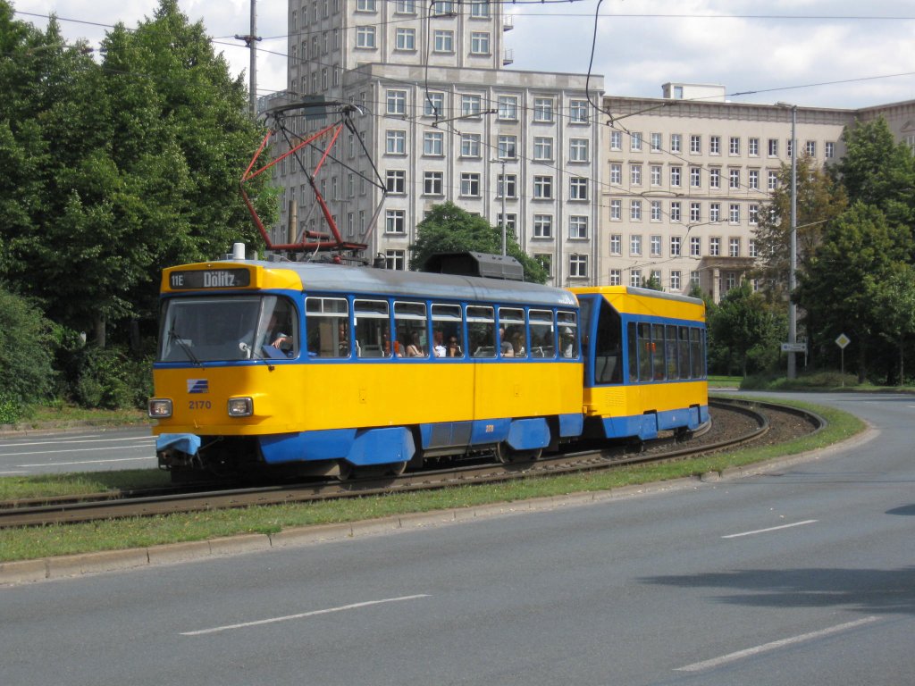 Triebwagen 2170 und Beiwagen 9xx, fuhren am 30.7.09 auf der Linie 11E/Dlitz. Da Ferien waren verkehrten alle 3-teiligen Tatra-Zge nur noch 2-Teilig. Wilhelm-leuschner-Platz
