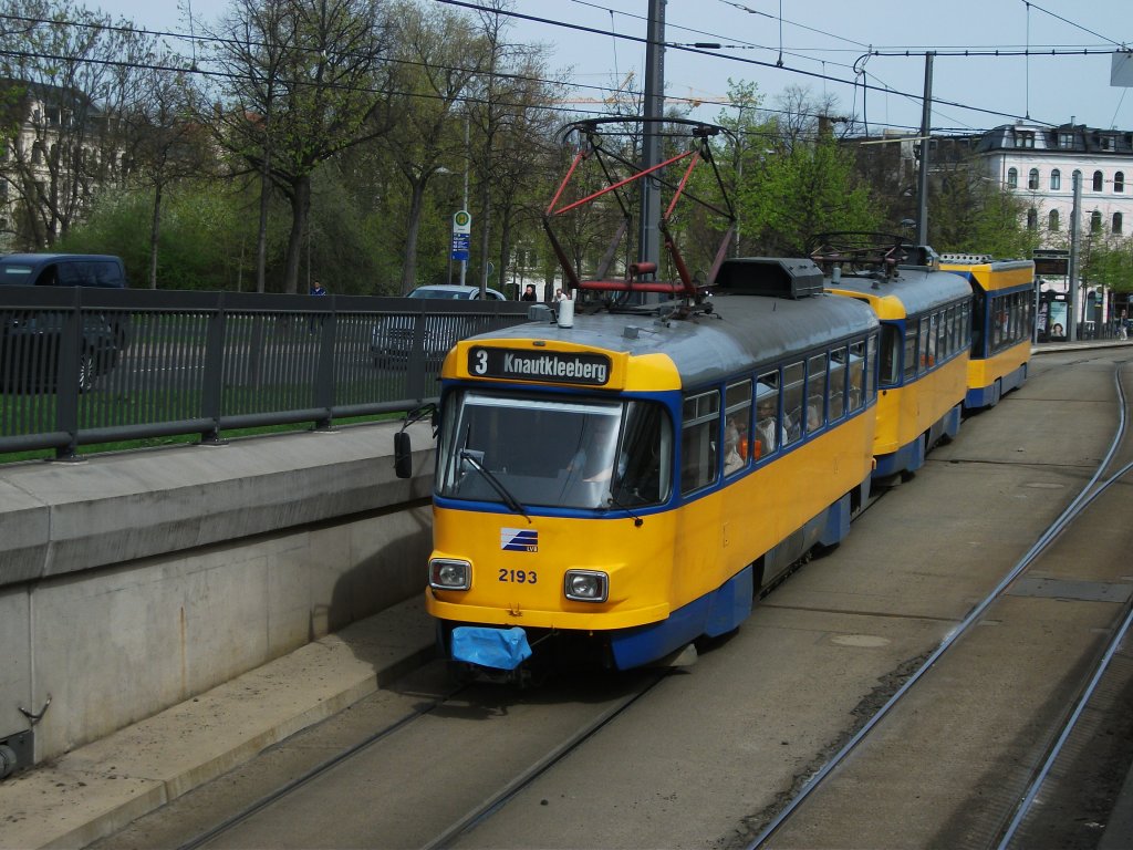 Triebwagen 2193 ist am 11.04.11 auf der Linie 3 nach Knautkleeberg unterwegs. Waldplatz/Arena.