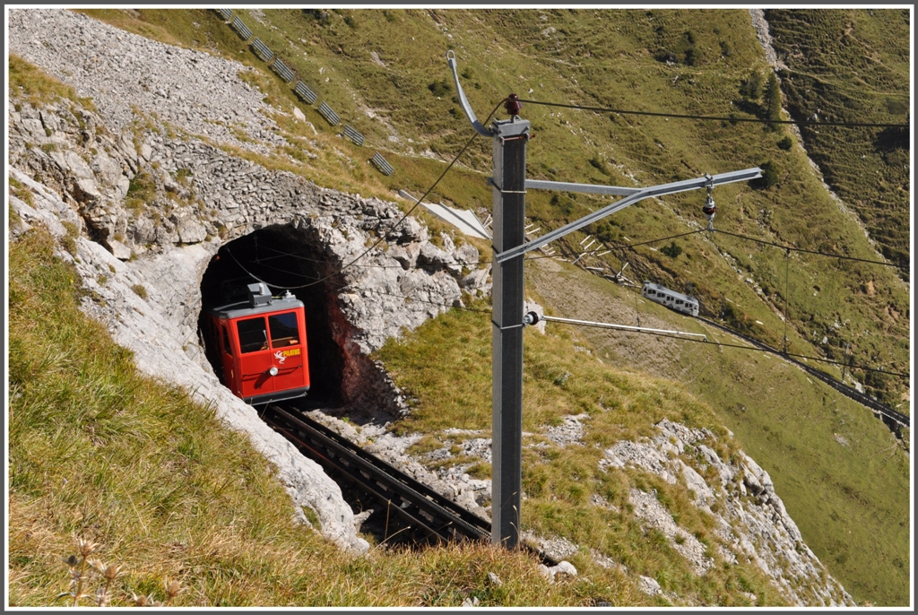 Triebwagen 22 verschwindet im Eseltunnel whrenddem der weisse Triebwagen Nr 21 schon weiter unten talwrts fhrt. (04.10.2011)