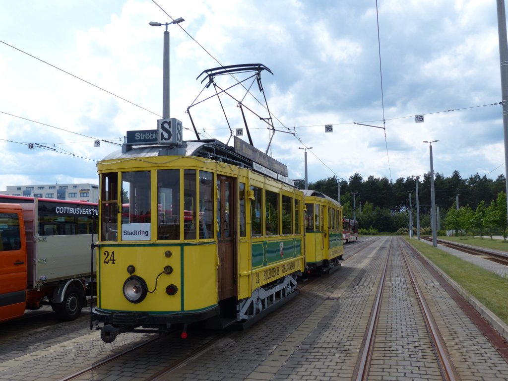 Triebwagen 24 der Cottbusser Straßenbahn wurde 1928 gebaut. Anlässlich des 110-jährigen Bestehens der Straßenbahn in Cottbus fuhr unter anderem dieser Zug als Shuttle vom Betriebshof Schmellwitz zum Hauptbahnhof. 15.6.2013