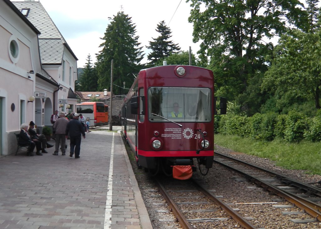 Triebwagen 24 in Klobenstein am 6.Juni 2012