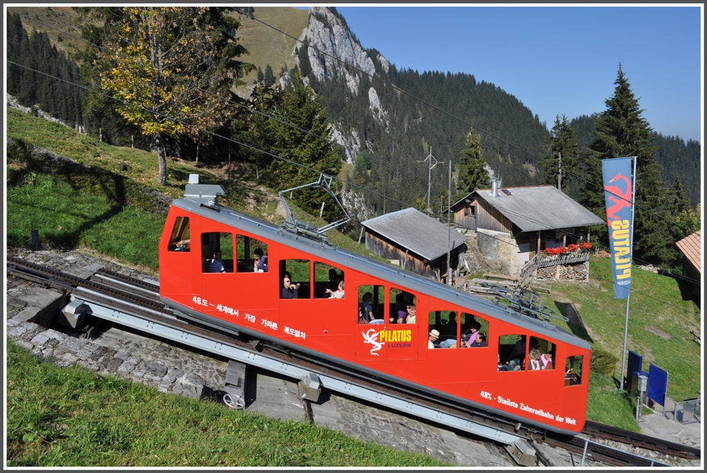 Triebwagen 24 berquert soeben die obere Schiebebhne in Aemsigen. (04.10.2011)