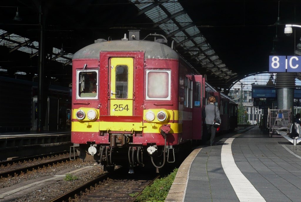 Triebwagen 254 als RE nach Welkenraedt. F�r ihn hie� es am 18.08.2010 um 17.56 Uhr dann schlussendlich  Et depart , nachdem die Zb auf  laissez-faierer Art  die Abfertigung durchgef�hrt hatte. Heute, am 7.02.11 verkehrte dieser Kurs - f�r die ca 15 min�tige Kurzstrecke, nahe zum ehemaligen Grenzbahnhof- mit 2 Schwestereinheiten der Br 62-79. Dies d�rfte in meinen Augen auch kein Seltenfall mehr sein.
-Aachen Hbf-