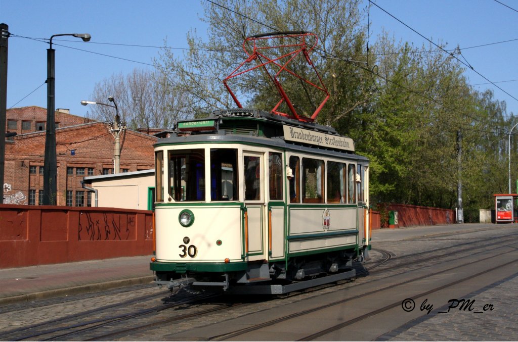 Triebwagen 30 vom Typ Lindner Baujahr 1912 auf dem Weg zu den Feierlichkeiten 100 Jahre Elektrische Straenbahn in Brandenburg am 16.4.2011
