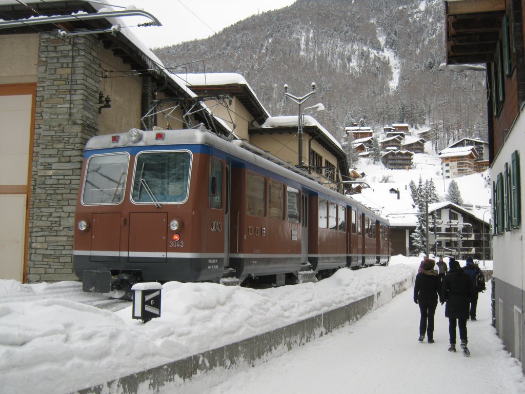 Triebwagen 3043 bei Ausfahrt in Zermatt, 30.12.2011.